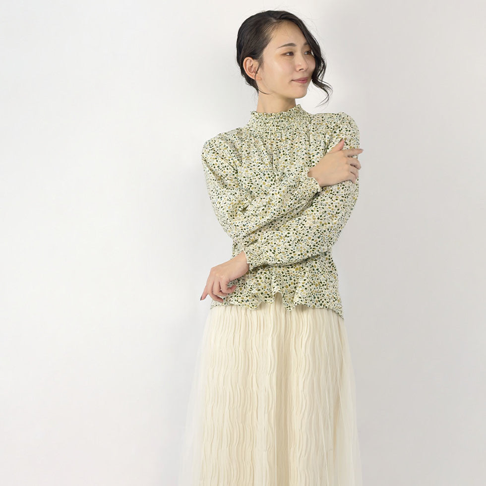 リーフ柄シャーリングメロウハイネックブラウス