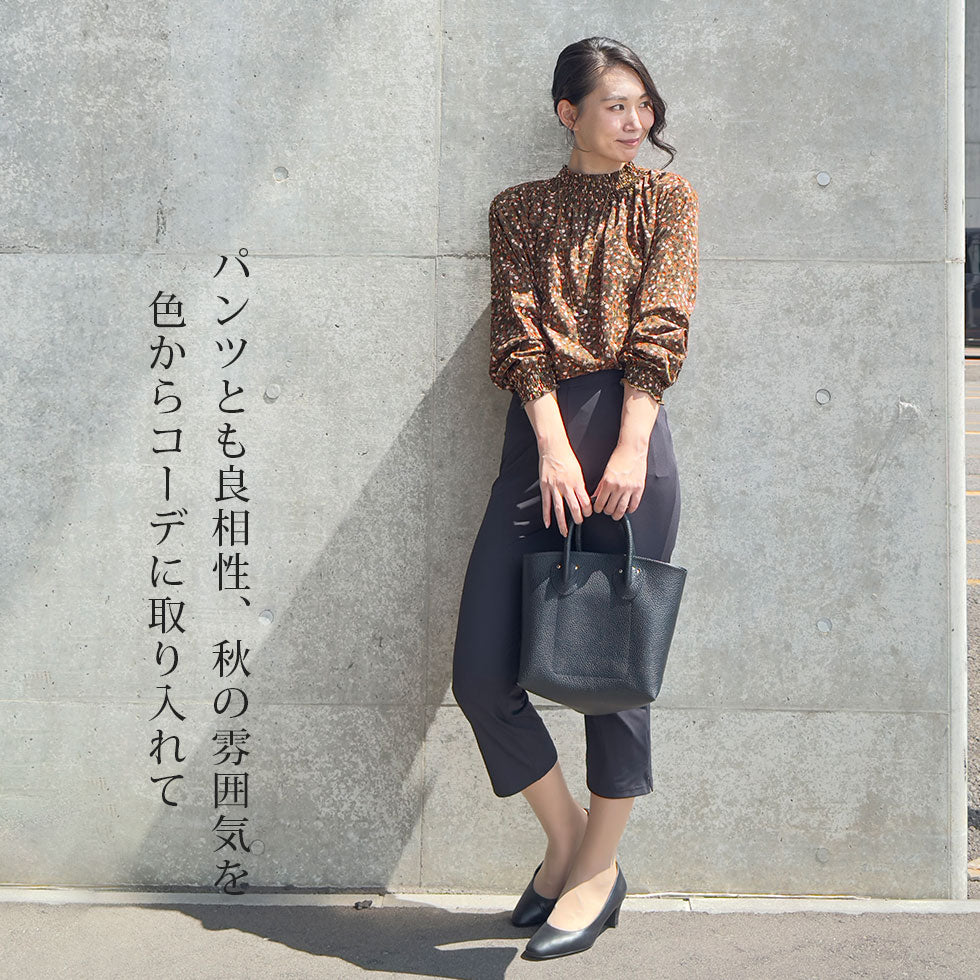 リーフ柄シャーリングメロウハイネックブラウス