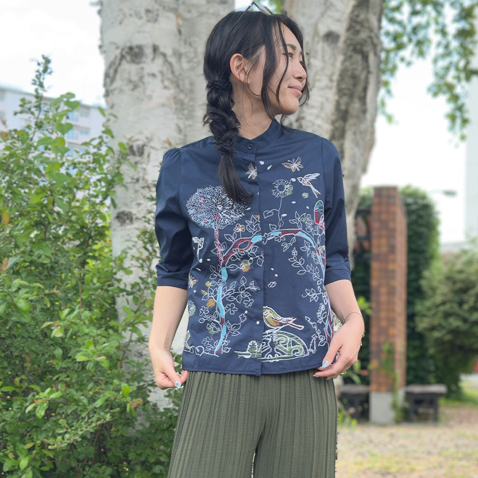 アート刺繍ノーカラーリラックスフィットブラウス
