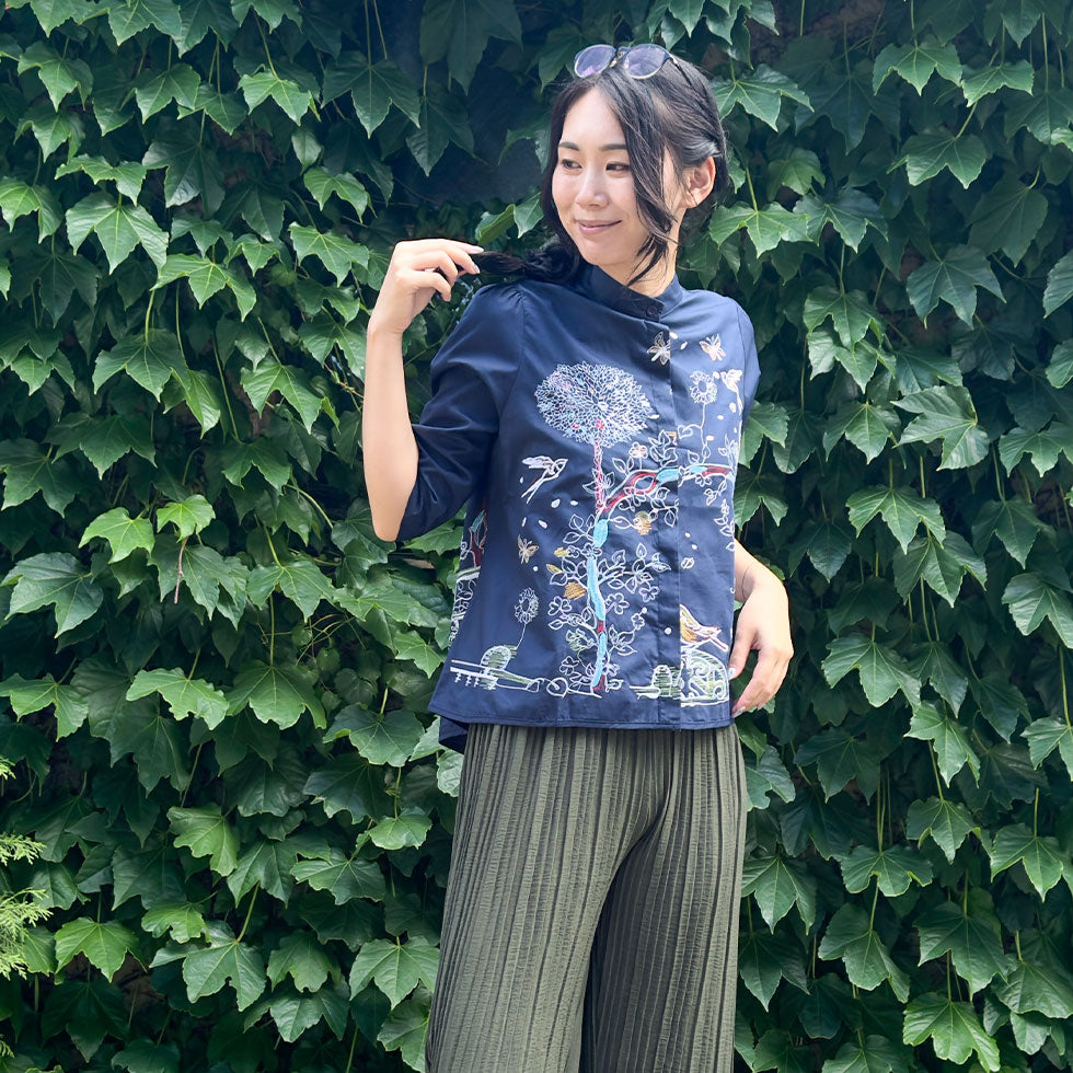 アート刺繍ノーカラーリラックスフィットブラウス