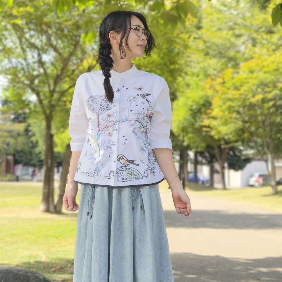 アート刺繍ノーカラーリラックスフィットブラウス