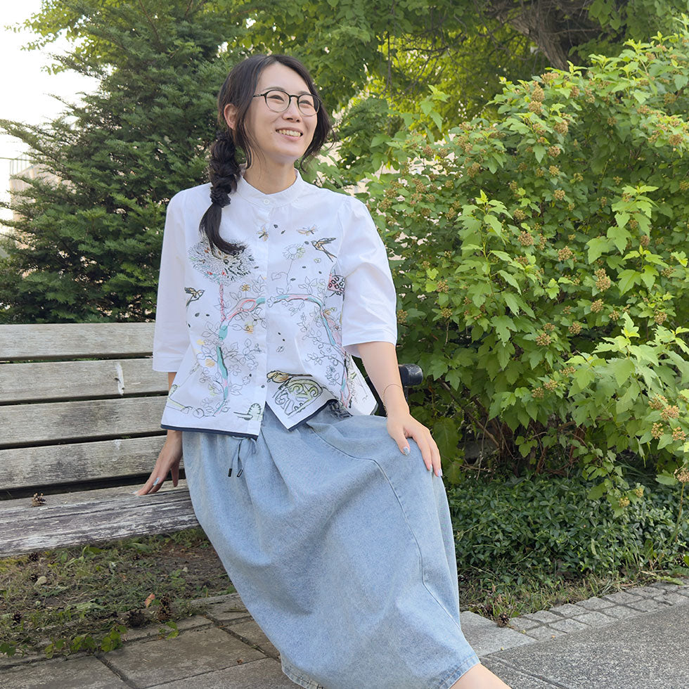 アート刺繍ノーカラーリラックスフィットブラウス