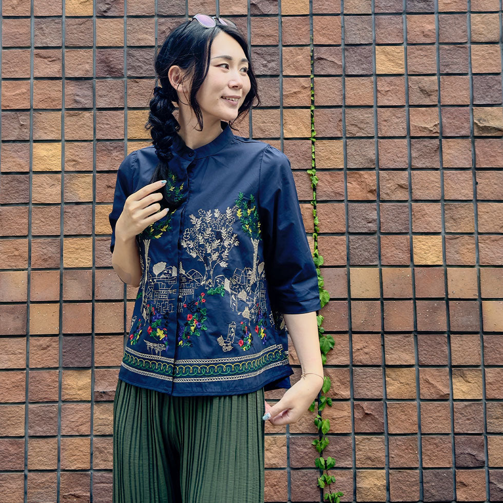 アート刺繍ノーカラーリラックスフィットブラウス