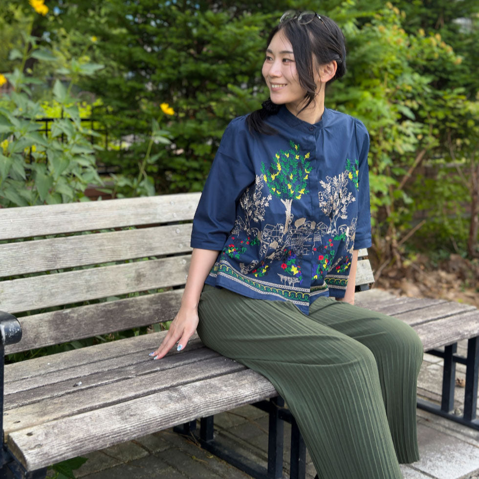アート刺繍ノーカラーリラックスフィットブラウス