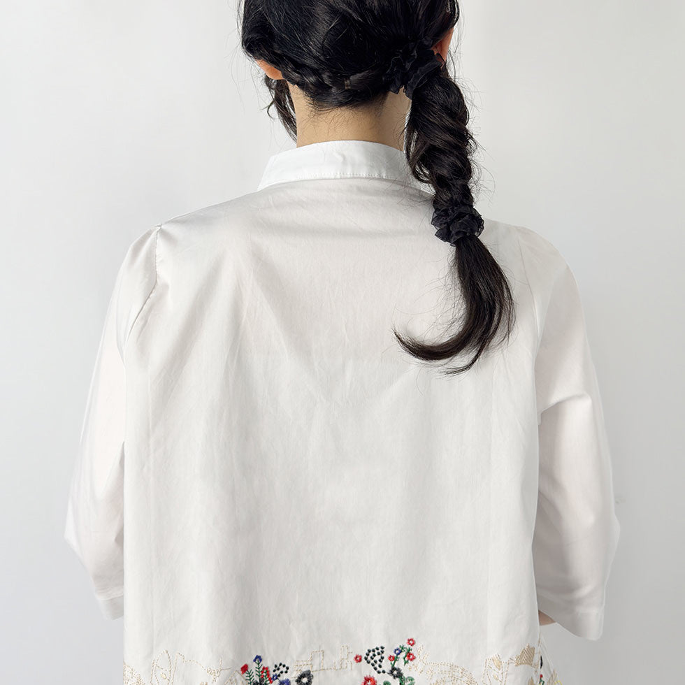 アート刺繍ノーカラーリラックスフィットブラウス