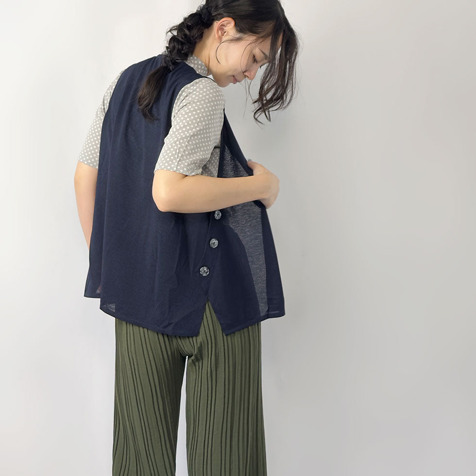 サイドボタン装飾ジップアップベスト