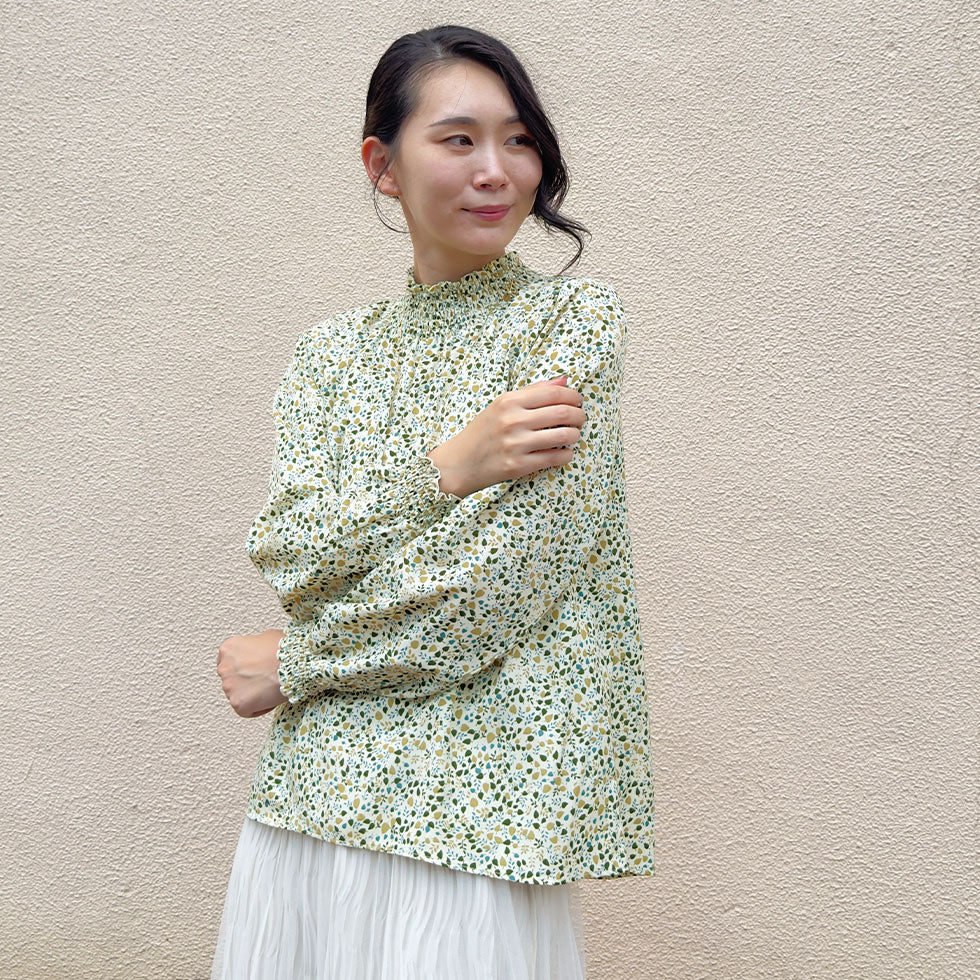 リーフ柄シャーリングメロウハイネックブラウス