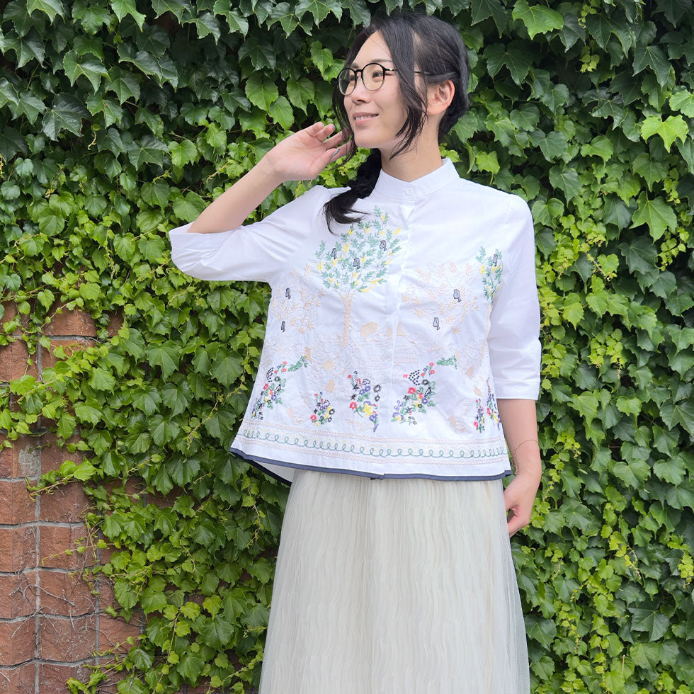アート刺繍ノーカラーリラックスフィットブラウス
