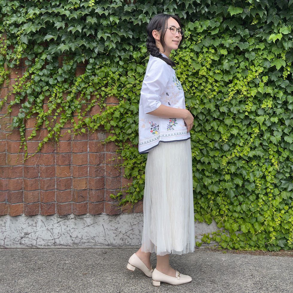 アート刺繍ノーカラーリラックスフィットブラウス