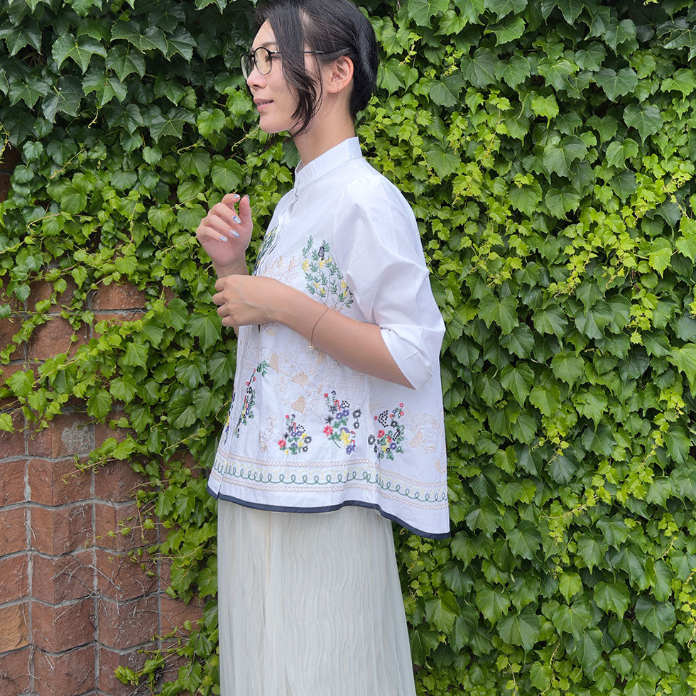 アート刺繍ノーカラーリラックスフィットブラウス