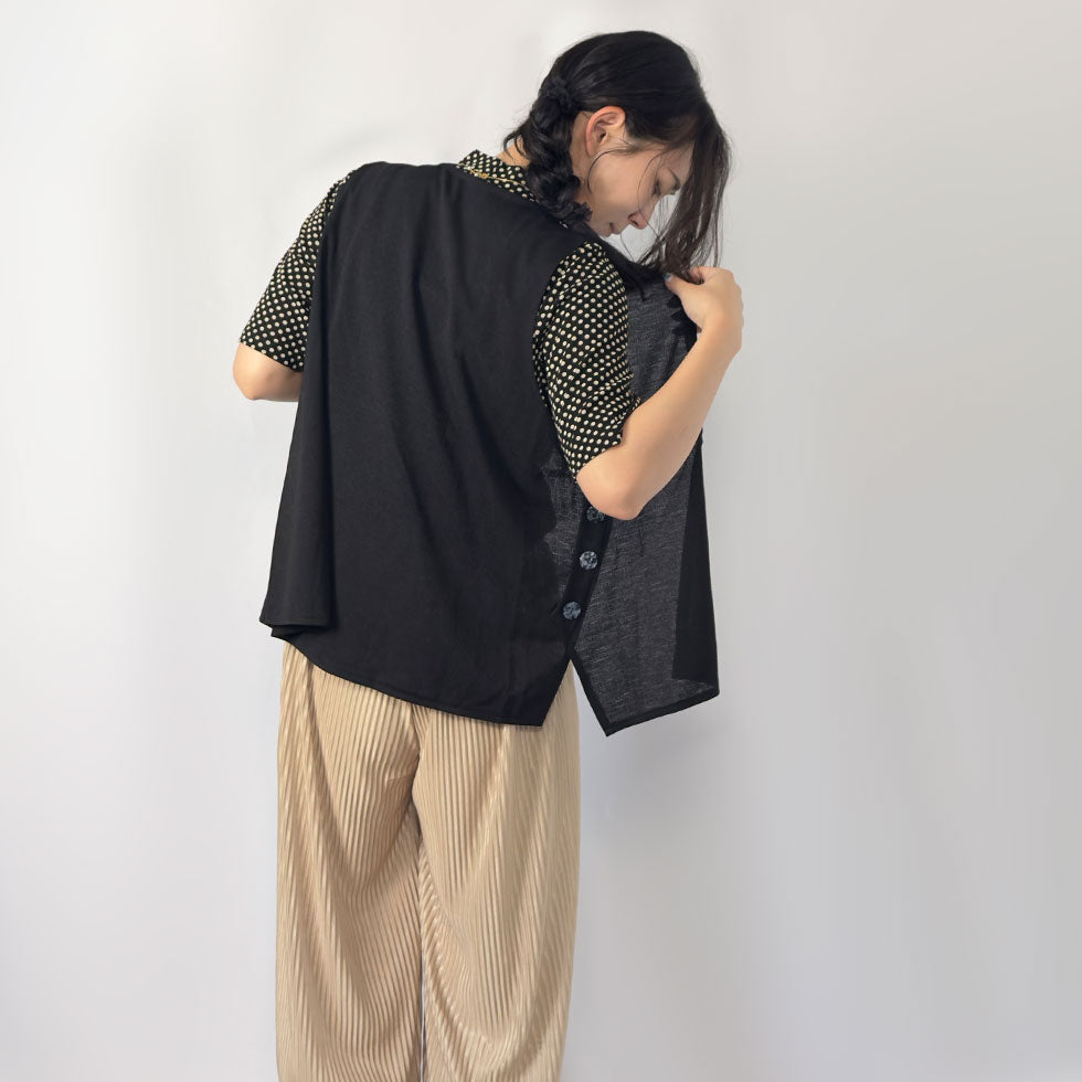 サイドボタン装飾ジップアップベスト