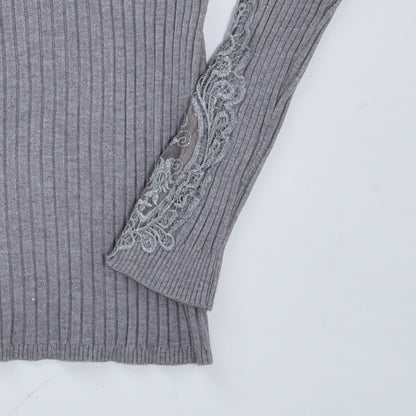 肩袖刺繍ハイネックリブニット